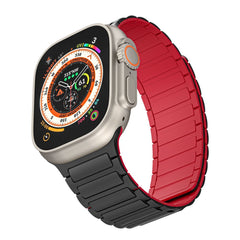 TRAK DOOP ICONBAND MAGNETNI APPLE WATCH 4 / 5 / 6 / 7 / 8 / 9 / SE / ULTRA 1 / 2 (42 / 44 / 45 / 49 MM) ČRNA/RDEČA